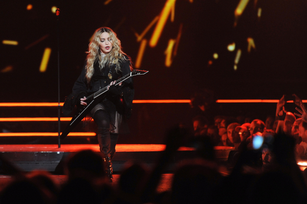 Madonna fazendo show em Praga em novembro de 2015