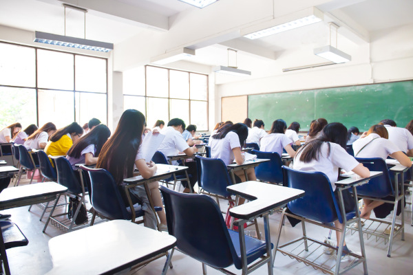 Sala com vários estudantes se preparando para o vestibular, uma alusão ao Dia do Vestibulando, comemorado em 24 de maio.