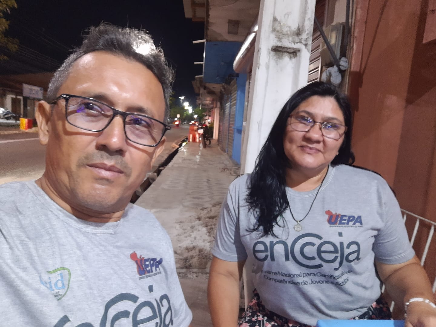 Lidiana e Angelo com uniforme do cursinho do Encceja.
