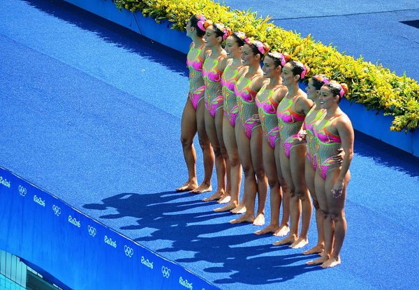 Atletas brasileiras em apresentação de nado artístico. [4] 