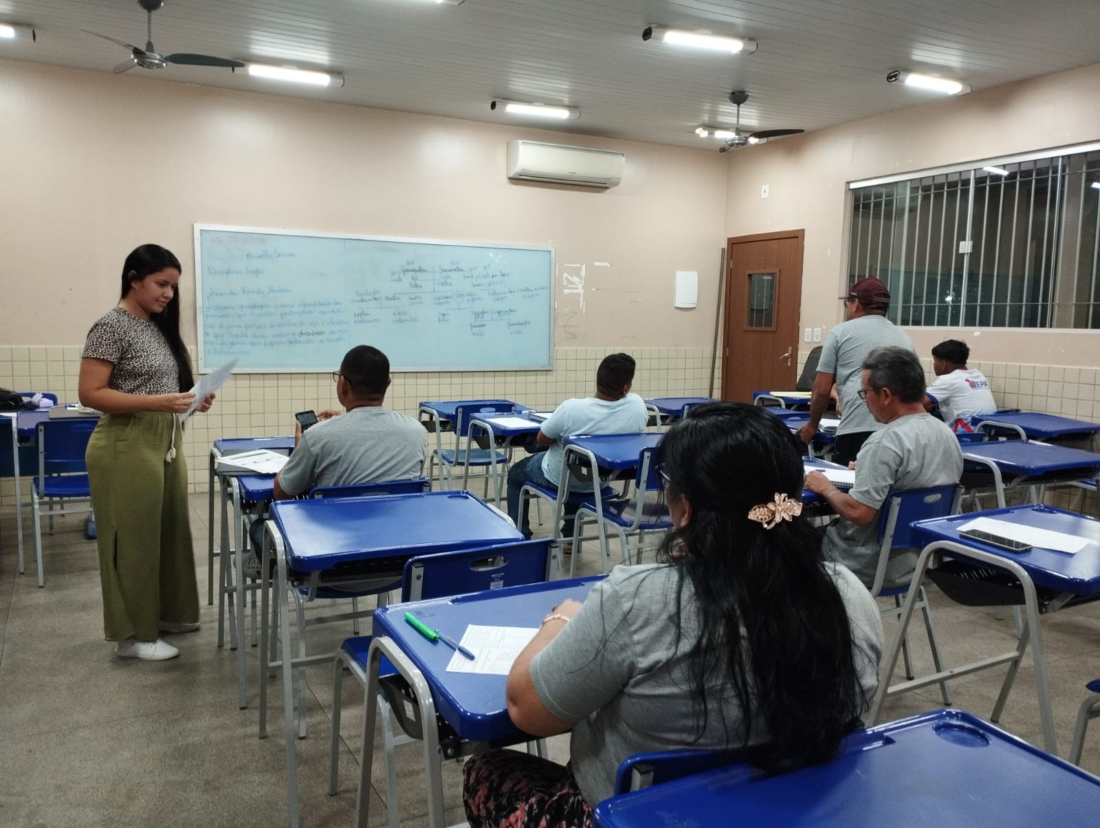 Emmaonely dando aula no cursinho do Encceja