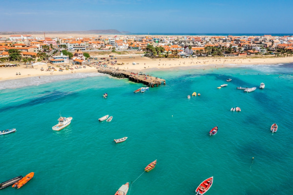 Vista aérea da praia de Santa Maria, em Cabo Verde.