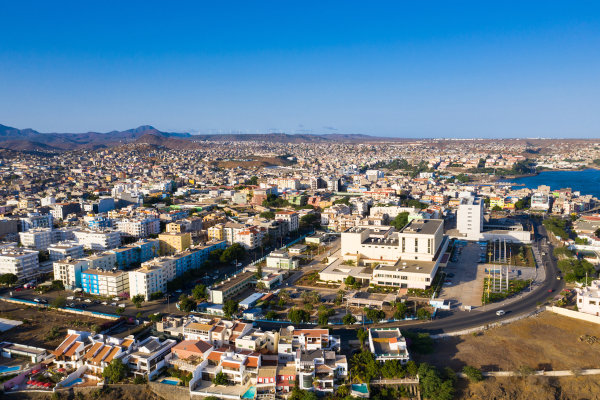 Vista aérea da cidade de Praia, capital de Cabo Verde.