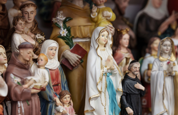 Maria, mãe de Jesus, e outros santos católicos.