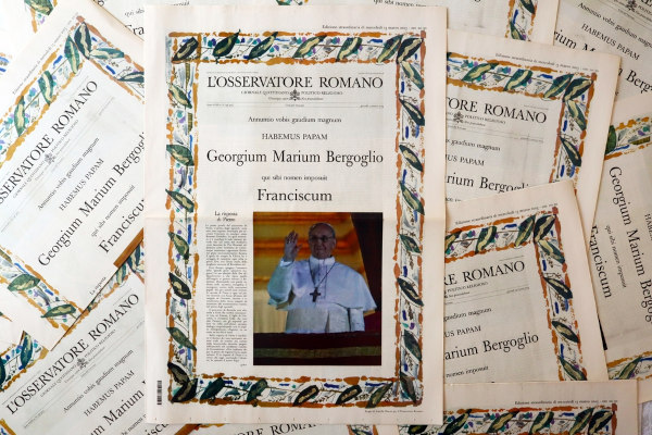 Folhas de jornal noticiando a eleição do papa Francisco como o novo papa da Igreja Católica Romana.