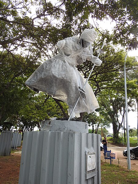 Estátua de Oxalá, considerado o pai de todos os orixás e o esposo de Iemanjá.