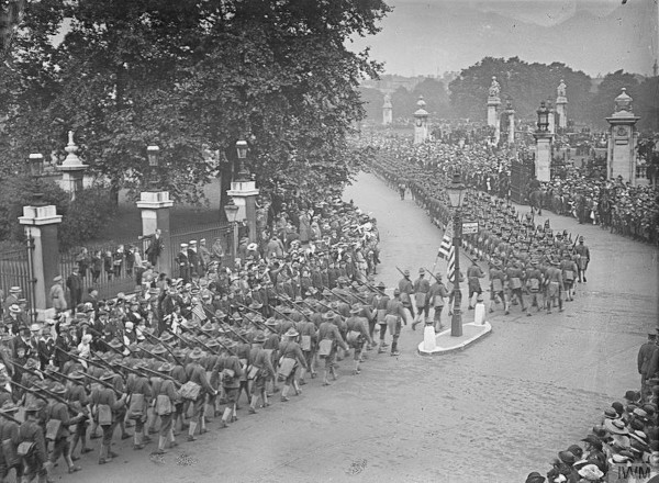 Desfile de tropas americanas na Inglaterra, durante participação dos EUA na Primeira Guerra Mundial.