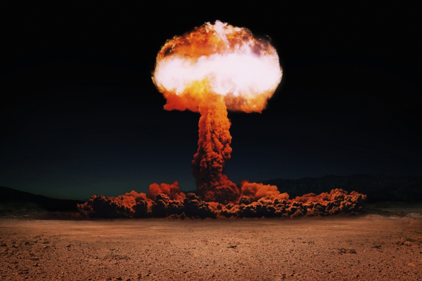 Explosão nuclear em alusão à corrida armamentista.