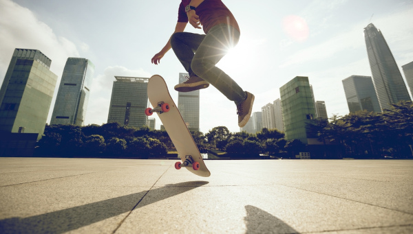 Manobra realizada no solo, uma característica do skate freestyle.
