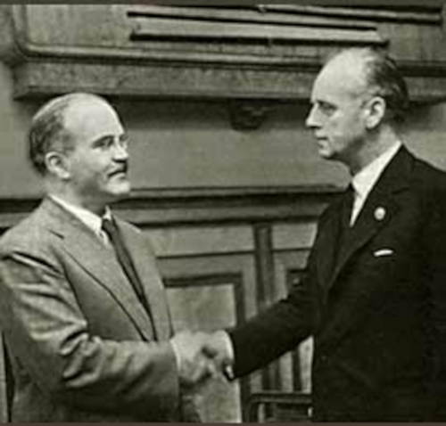 Molotov (soviético) e Ribbentrop (alemão) em fotografia realizada durante a assinatura do Pacto Germano-Soviético.