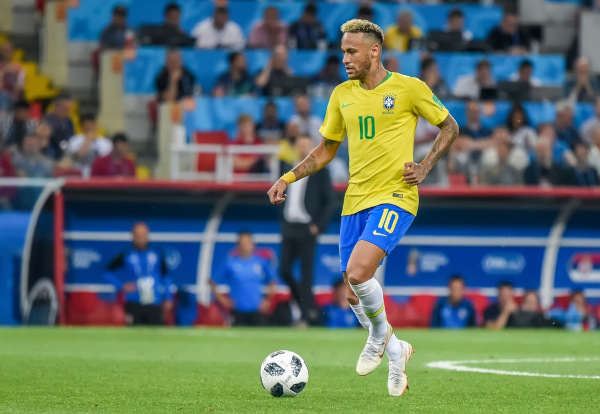 Neymar, brasileiro que iniciou sua carreira no futsal, em jogo de futebol da seleção brasileira.