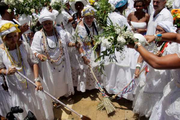 Candomblecistas lavando as escadas na Festa do Senhor do Bonfim, um exemplo de sincretismo.