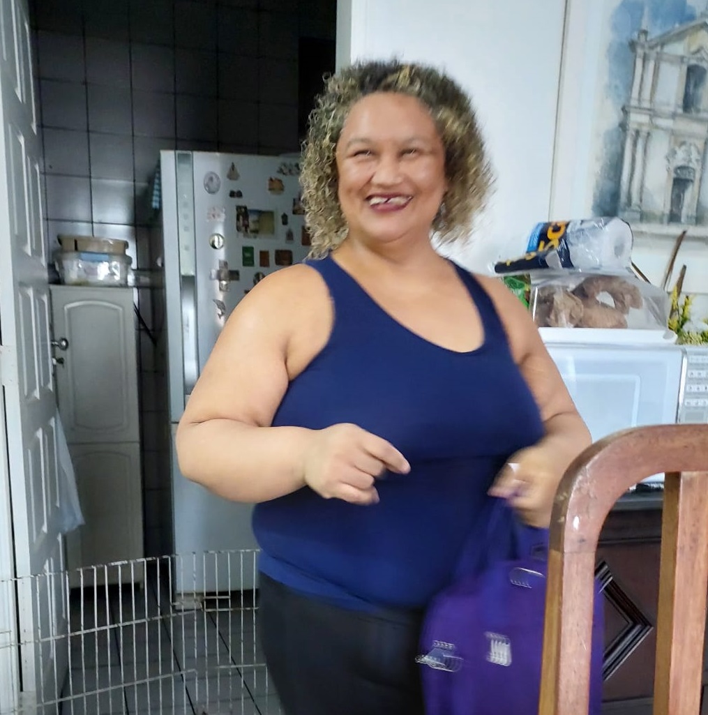 Sirly com mochila escolar sorrindo