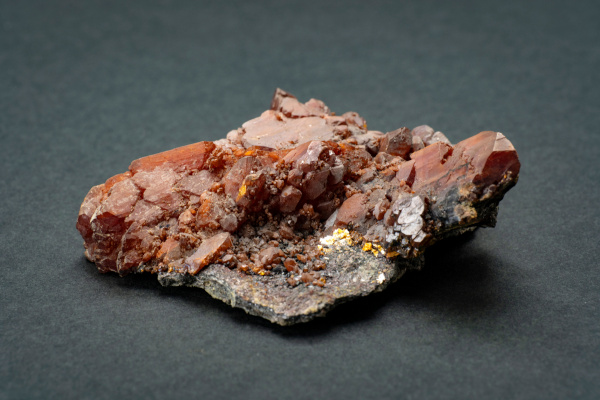 Um pedaço de hutchinsonita, um raro mineral de tálio, arsênio e chumbo.