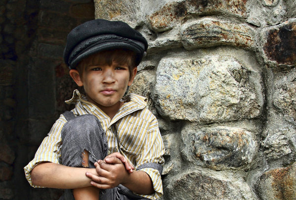 Criança em um ambiente de prática de mineração, uma alusão ao trabalho infantil.