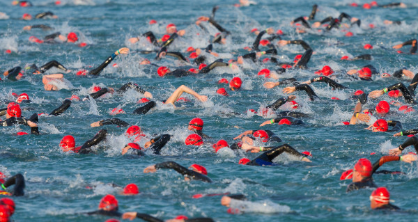 Competidores em prova de natação do triatlo Ironman em Frankfurt, na Alemanha.