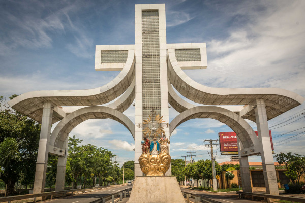 Entrada de Trindade, cidade na qual é realizada a Festa do Divino Pai Eterno, no estado de Goiás. 