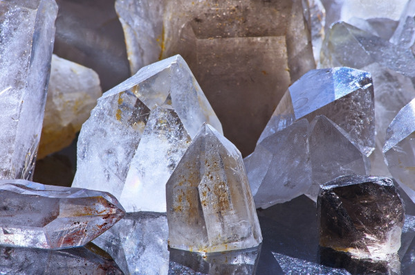 Várias pedras de quartzo, uma rocha com alto valor de resistividade elétrica.