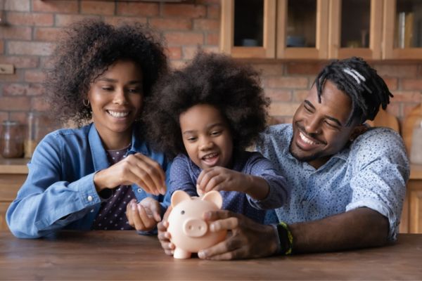 Família guardando dinheiro em alusão à educação financeira