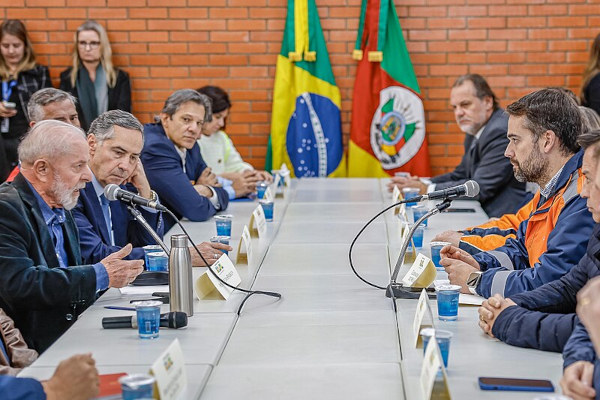 Governo federal do Brasil e governo estadual do Rio Grande do Sul falando sobre as enchentes no Rio Grande do Sul.