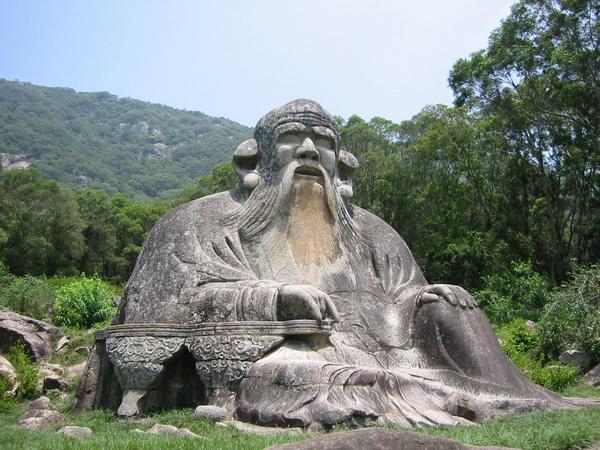 Escultura de pedra de Lao-Tsé, pensador chinês antigo.