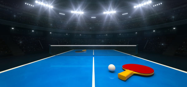 Mesa de tênis em uma quadra de esportes.