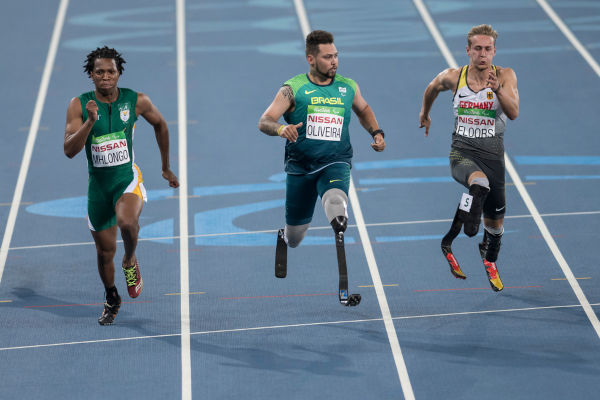 Atletas em prova de atletismo, um dos esportes paralímpicos que estarão presentes nas Paralimpíadas de Paris 2024.