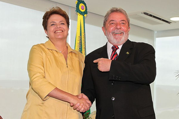 Dilma Rousseff o lado de Lula após a vitória nas eleições presidenciais de 2010. [2]