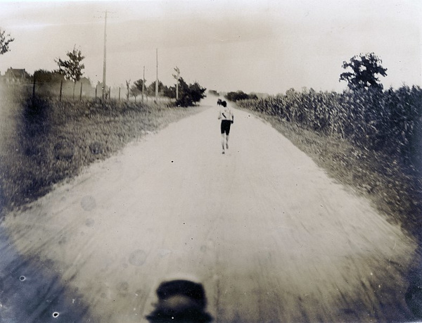 Prova de maratona das Olimpíadas de Saint Louis (1904) de Thomas Hicks, primeiro caso moderno de doping no esporte.