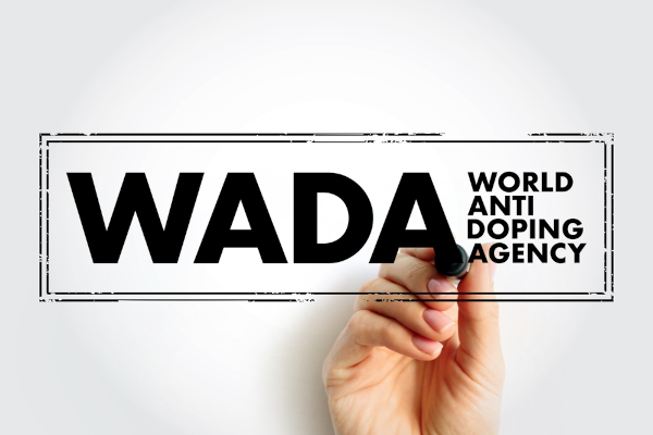 Pessoa escrevendo “WADA - World Anti-Doping Agency”, a organização que lista as substâncias de doping.