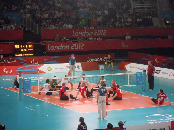 Atletas durante partida de vôlei sentado, um dos esportes paralímpicos, nas Paralimpíadas Londres 2012.