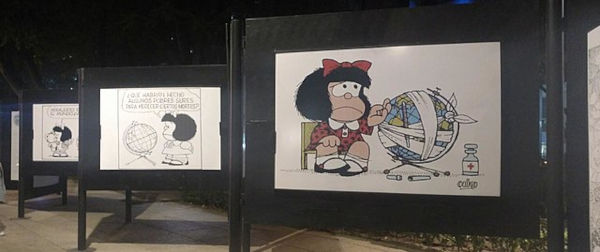 Exposição com tirinhas da Mafalda.