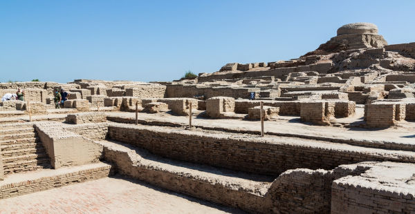 Ruínas da cidade de Mohenjo-Daro em texto sobre Idade Antiga.