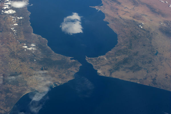 Imagem de satélite do estreito de Gibraltar, uma passagem marítima que separa a África da Europa.