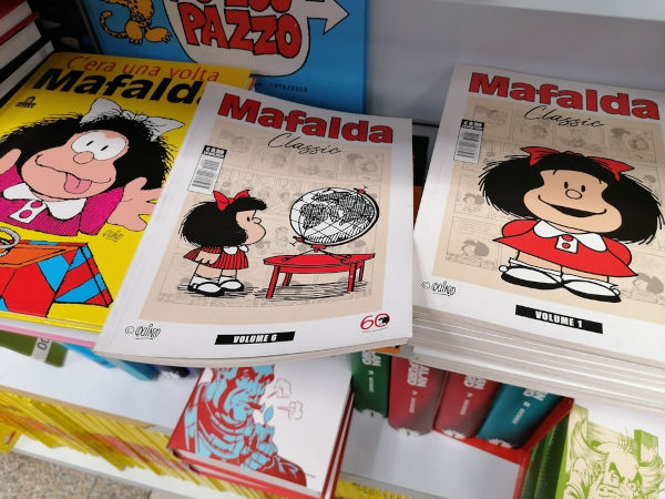 Livros dedicados à Mafalda à venda em uma loja.