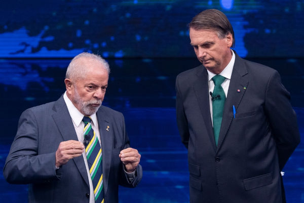 Lula e Bolsonaro em debate, em alusão à direita e esquerda no Brasil.