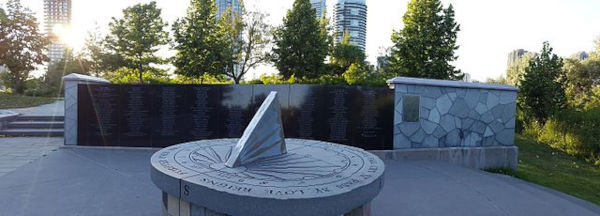 Memorial em homenagem às vítimas do voo 182 da Air India, um dos maiores acidentes aéreos da história.