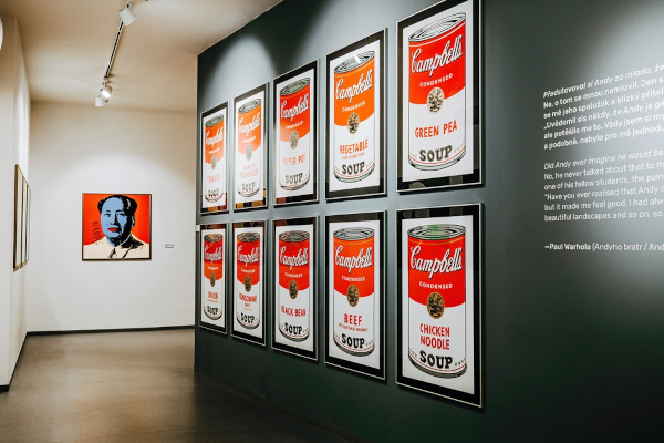 Latas de sopa Campbell, obra do movimento pop art, exposta em museu.