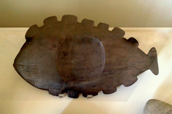 Zoólito em forma de peixe localizado no Sambaqui de Santa Catarina, uma evidência da Pré-História no Brasil. 