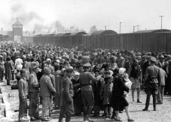 Prisioneiros em Auschwitz, onde Josef Mengele atuou.