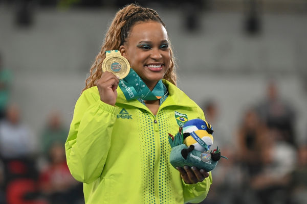 Rebeca Andrade celebrando sua medalha de ouro conquistada no Pan-Americano de 2023.[2]