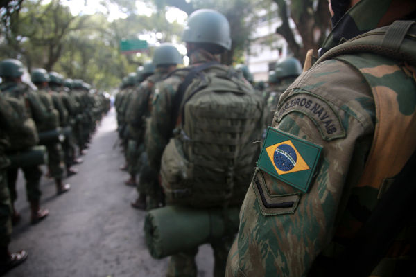 Soldados brasileiros em marcha em alusão ao Dia do Soldado.