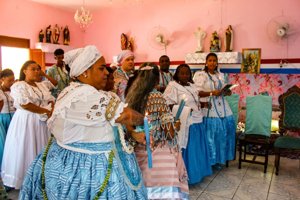 Pessoas participando de cerimônia da umbanda, em terreiro em São Luiz, Maranhão.