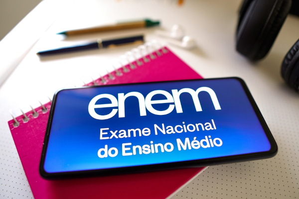 Caderno, canetas e celular em texto sobre assuntos de Matemática que mais caem no Enem.