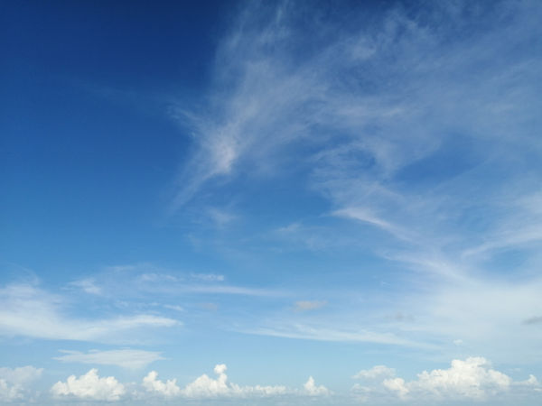 Nuvens espessas em céu claro, em texto sobre frente de ar.