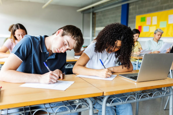 Estudantes jovens em sala de aula