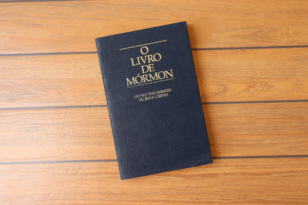 “Livro de Mórmon”, revelado pelo anjo Morônia a Joseph Smith, o fundador do mormonismo.