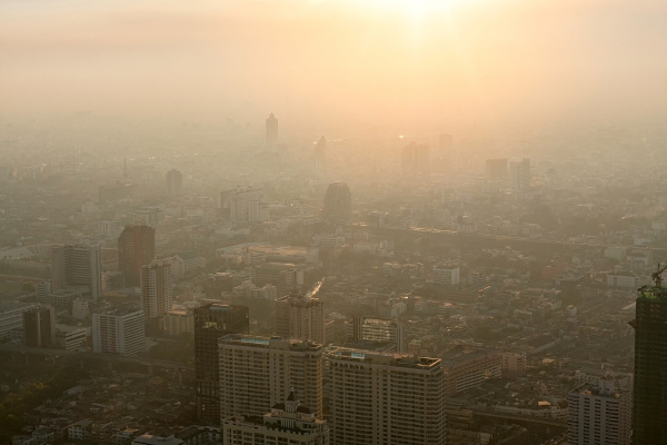 Paisagem urbana acinzentada, um exemplo de ambiente em que a qualidade do ar está ruim.