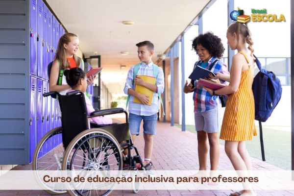 Crianças diversas em círculo. Texto Curso