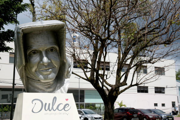 Estátua dedicada à Irmã Dulce em Salvador, Bahia.